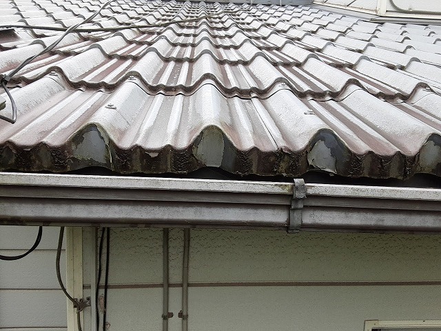 金属瓦の塗膜剥がれ